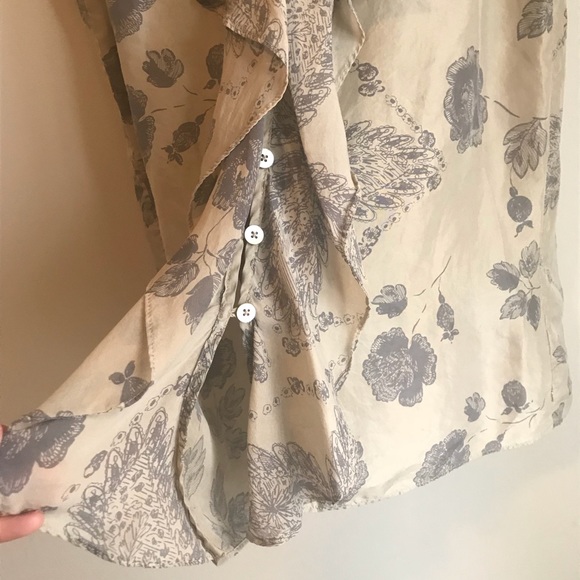 CAbi. |  100% Silk ‘Tranquil Sleeveless Blouse!’ - Picture 7 of 8